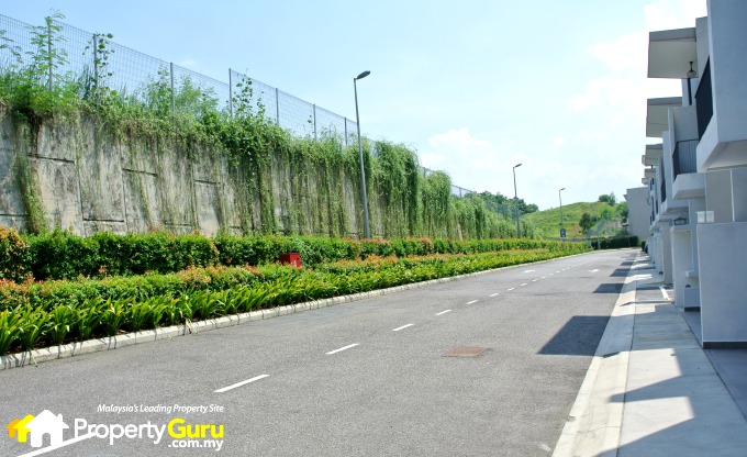There is only open ground in front of the Descending villas, seen on the right. The land belongs to an oil company and will not be developed. Thus, this area is very private.