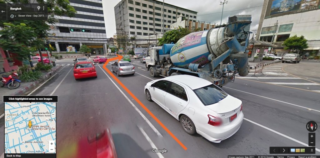 จากแยกถนนสุรวงศ์ให้เลือกเลี้ยวขวา