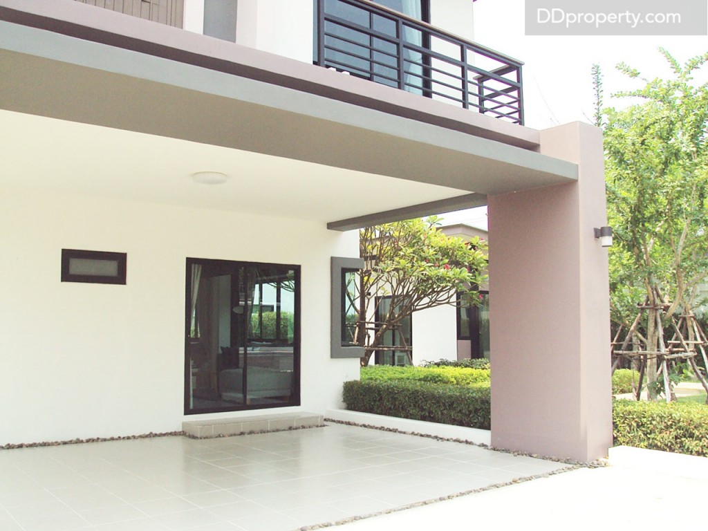 หน้าบ้านจอดรถได้ 2 คันเช่นกัน แต่ไม่มีเฉลียงขนาดใหญ่เหมือนแบบอื่นๆ 