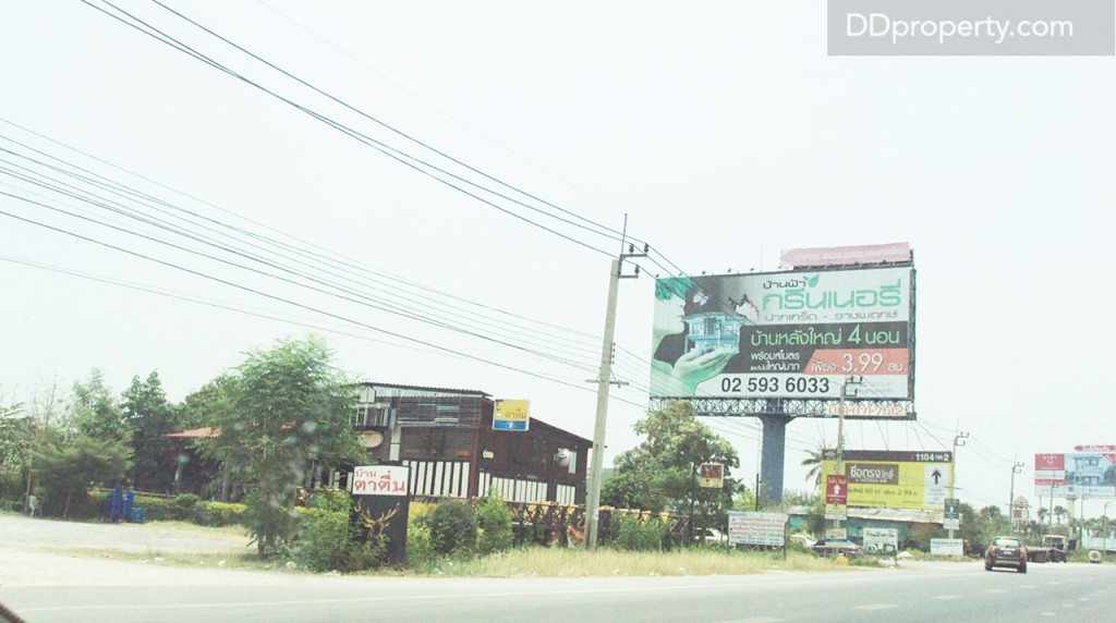 ขับมาเรื่อยๆ จะเจอป้ายโครงการขนาดใหญ่ทางซ้ายมือ