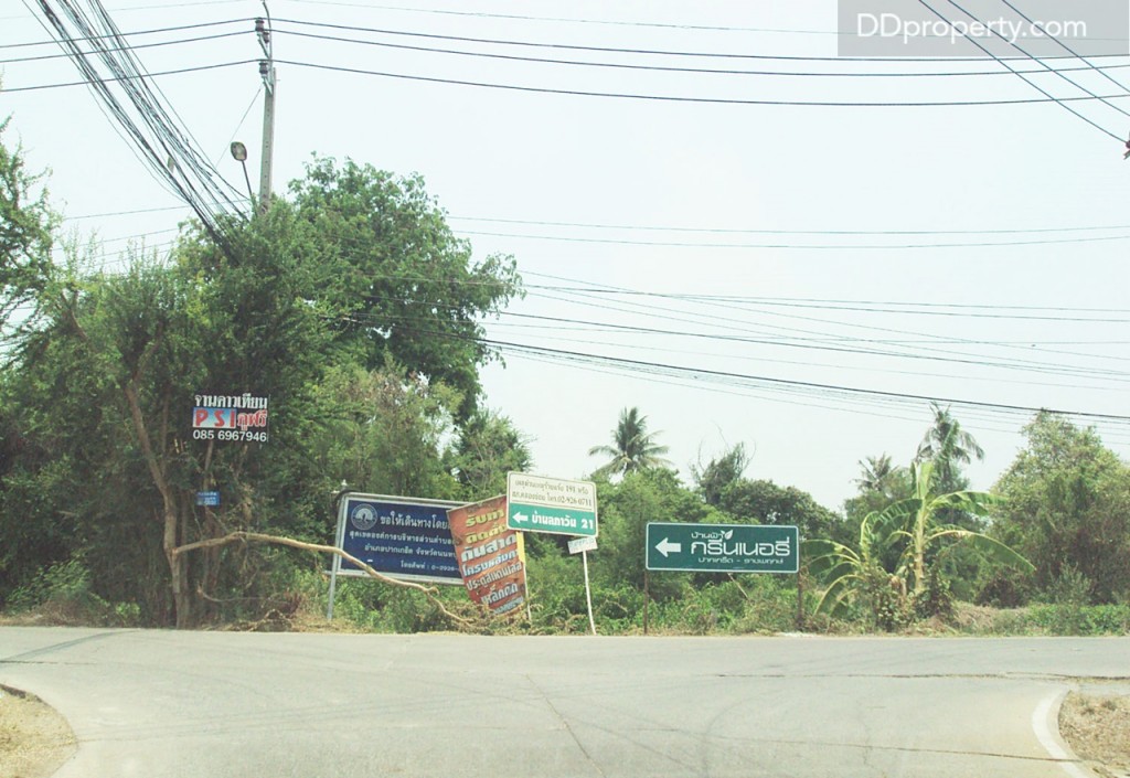 ขับตามทางไปจะเจอสามแยก มีป้ายบอกทางให้เลี้ยวซ้ายไปตามทาง อีกประมาณ 500 ม. จะเจอโครงการอยู่ทางขวามือ 