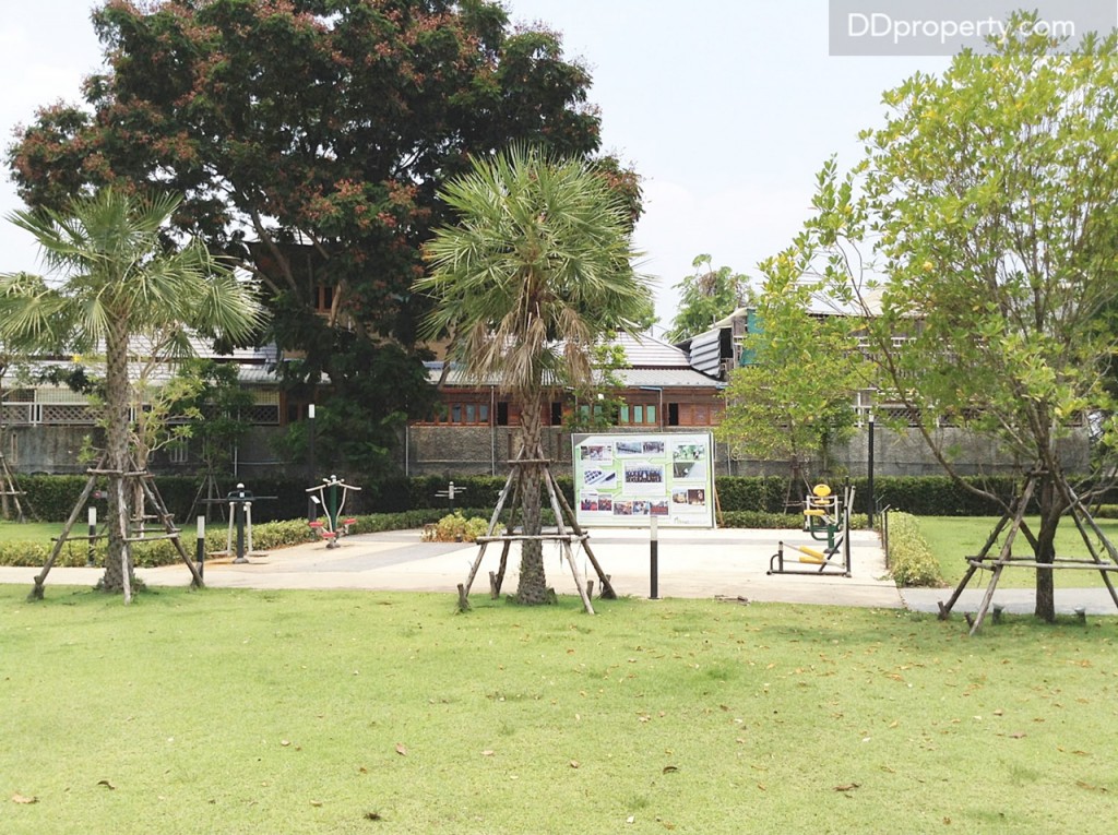 ลานกิจกรรม พร้อมเครื่องออกกำลังกายกลางแจ้ง