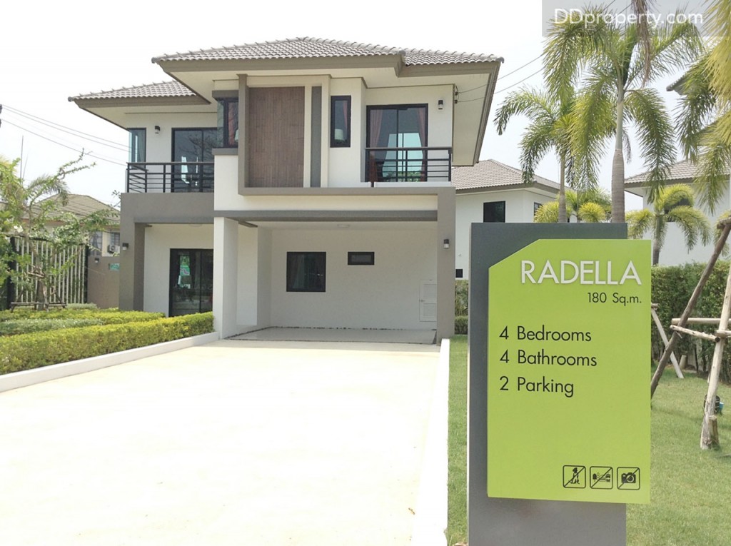 ภายนอกบ้านหันหน้ารับลมจากทางทิศใต้ ที่จอดรถ 2 คัน เชื่อมต่อเข้าสู่ภายในบ้านด้วยเฉลียงทางเข้าขนาดใหญ่หน้าบ้าน 