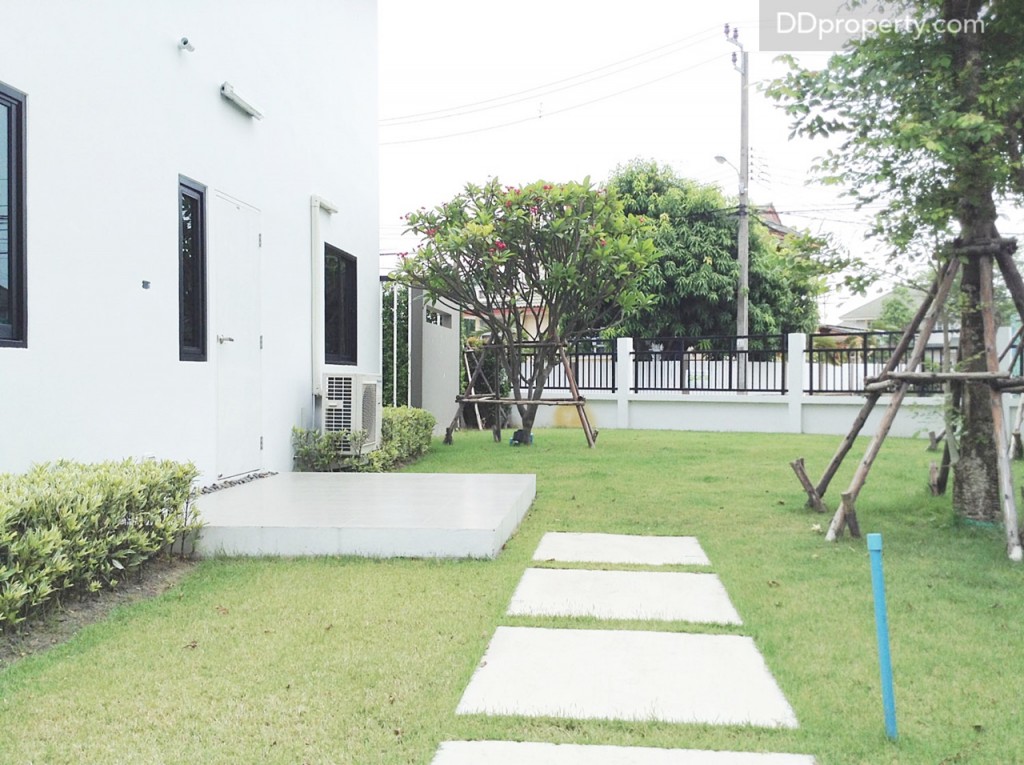 บริเวณหลังบ้าน มีบริเวณกว้าง เป็นแปลงหัวมุม สามารถต่อเติมเป็นที่นั่งเล่นพักผ่อนได้ 