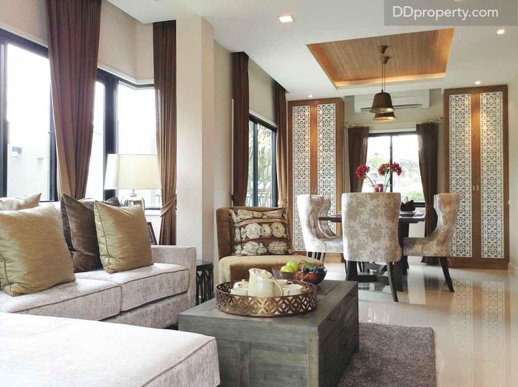 ภายในบ้านตกแต่งด้วยคอนเซ็ปต์ Colour of Asian สะท้อนความเป็นอยู่แบบเอเชีย เน้นใช้วัสดุธรรมชาติ ทั้งไม้และผ้าไหม รวมถึงของตกแต่งและภาพเขียนต่างๆ ชั้นล่างเน้นให้มีพื้นที่ที่เชื่อมต่อถึงกันได้แบบเปิดโล่ง