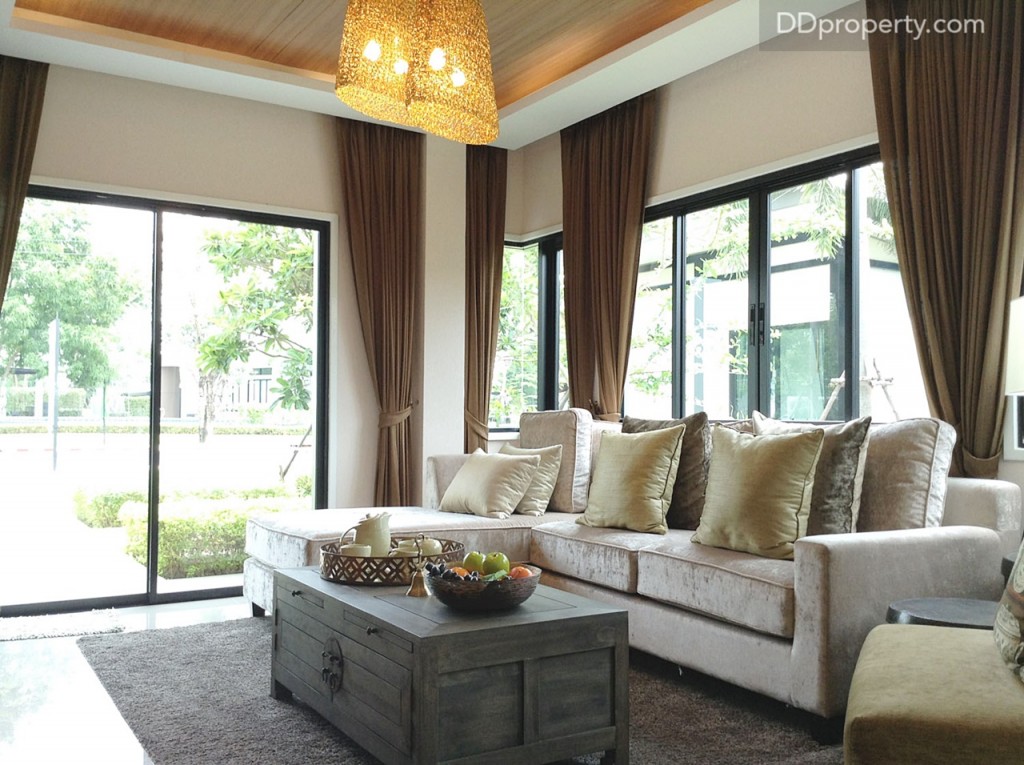 บริเวณมุมรับแขกขนาดใหญ่ รู้สึกโปร่ง โล่ง เพราะมีประตูหน้าต่างบานเลื่อนล้อมรอบ