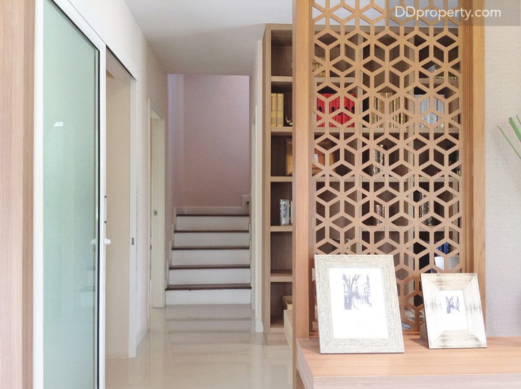 จากมุมรับแขกมองเห็นบันไดขึ้นชั้นบน