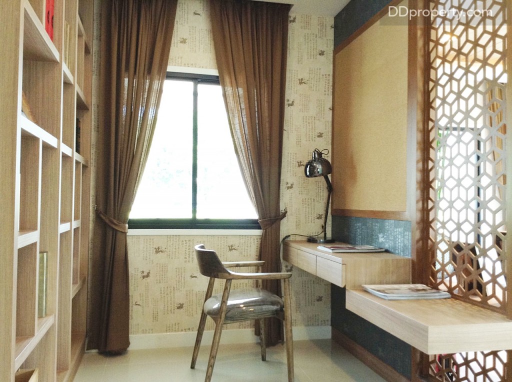 ฉากหลังของผนังชั้นวางทีวีและหนังสือ ได้รับการตกแต่งให้เป็นโต๊ะทำงาน และบิลท์อินผนังด้านหลังให้เป็นชั้นหนังสือไว้เป็นไอเดีย หรือใครจะดัดแปลงเป็นที่เก็บของแทนก็ไม่ว่ากัน 