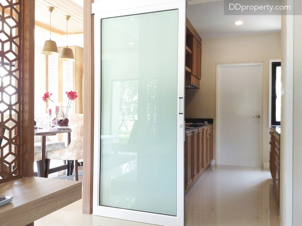  กั้นแบ่งพื้นที่ครัวกับด้านนอกด้วยประตูกระจกฝ้าบานเลื่อน เพื่อกันกลิ่น และเพื่อความเรียบร้อยไว้เป็นไอเดีย