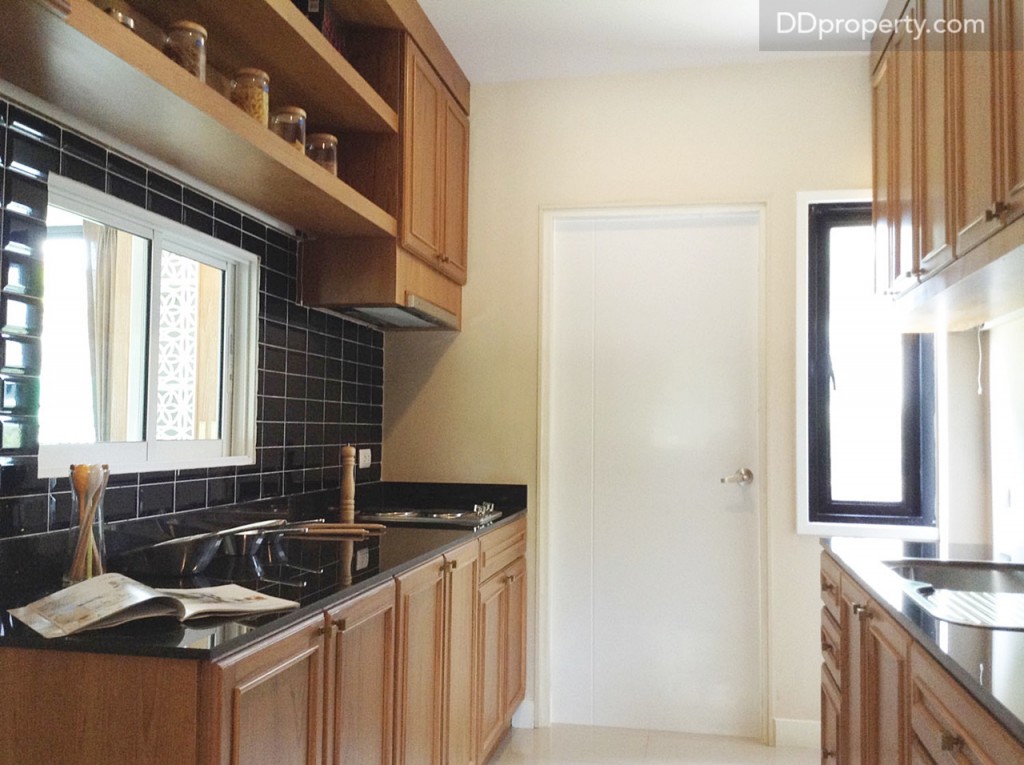 ภายในห้องครัวสามารถบิลท์อินชุดครัวขนาดใหญ่ได้ ซึ่งบ้านตัวอย่างบิลท์อินด้วยครัวหน้าบานไม้ ท็อปหินเทียม รวมถึงที่วางเครื่องซักผ้าให้เป็นไอเดีย แต่ในส่วนของหน้าต่างที่สามารถเปิดไปยังโต๊ะรับประทานอาหารได้ กับประตูที่เปิดไปยังหลังบ้านนั้นมีให้เรียบร้อยแล้ว