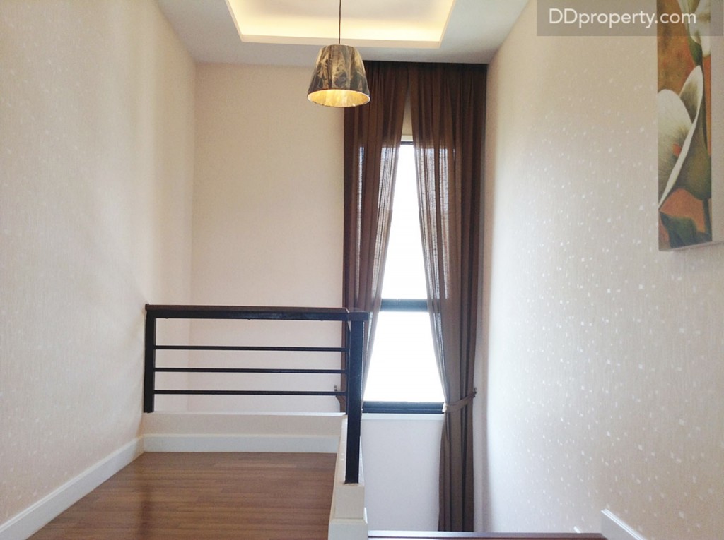 โถงทางขึ้นบันไดชั้น 2 ทำหน้าต่างขนาดประมาณ 2 ม. ให้ เพื่อเพิ่มแสงสว่าง