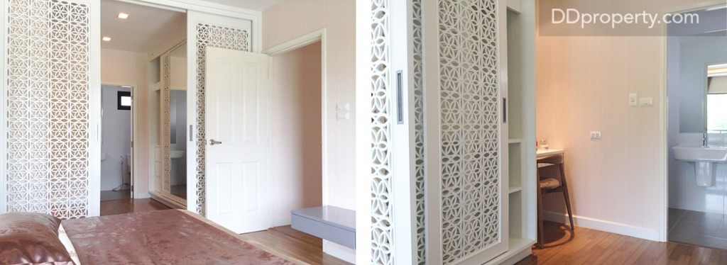 ถัดจากส่วนของเตียงนอนในห้องนอนใหญ่ ตกแต่งเป็นห้องแต่งตัวไว้เป็นไอเดีย ซึ่งพื้นที่นี้มีขนาดประมาณ 2.9 x 2.2 ม. ถือว่าจุเสื้อผ้าได้มากพอสมควร อีกทั้งยังมีห้องน้ำในตัวด้วย