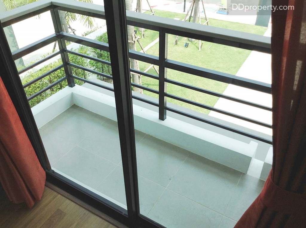 ระเบียงด้านนอกของห้องนอน 2 ขนาด 2 x 0.7 ม.