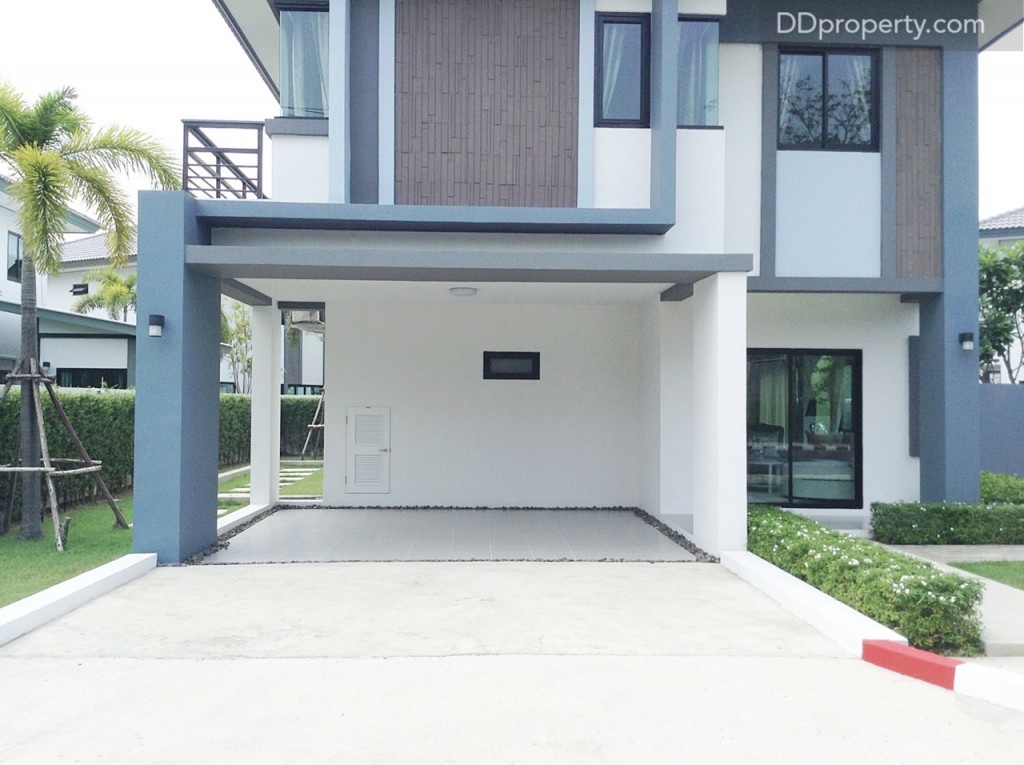 ที่จอดรถขนาด 5.1 x 4.2 ม. เชื่อมต่อกับในบ้านด้วยเฉลียงทางเข้าขนาดใหญ่หน้าบ้านเช่นกัน พร้อมที่เก็บของให้เรียบร้อย