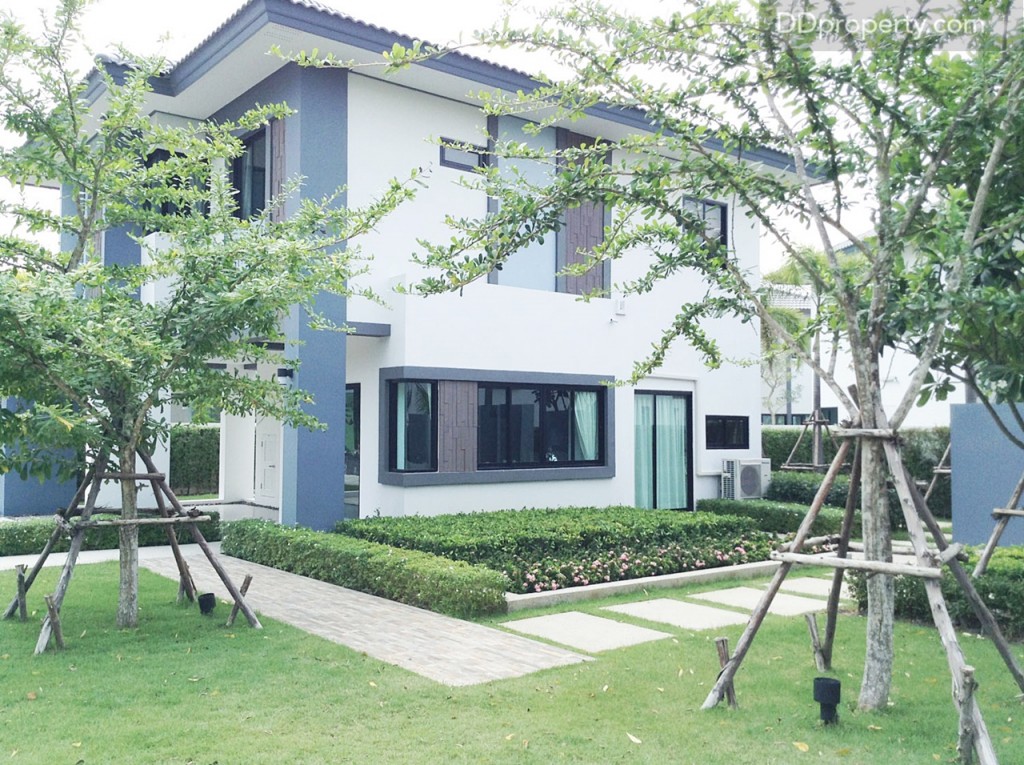 ด้านข้างของบ้านสามารถปลูกดอกไม้ ต้นไม้ หรือปลูกผักสวนครัวได้ ทำทางเดินเชื่อมถึงเรือนรับรองด้วยการปูแผ่นกระเบื้องหิน หรือเทปูนก็ได้แล้วแต่ชอบ