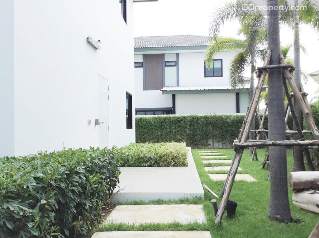 ส่วนซักล้างหลังบ้านขนาด 2.6 x 1.9 ม.  ยกพื้นสูงประมาณ 20 ซม. ให้เรียบร้อย