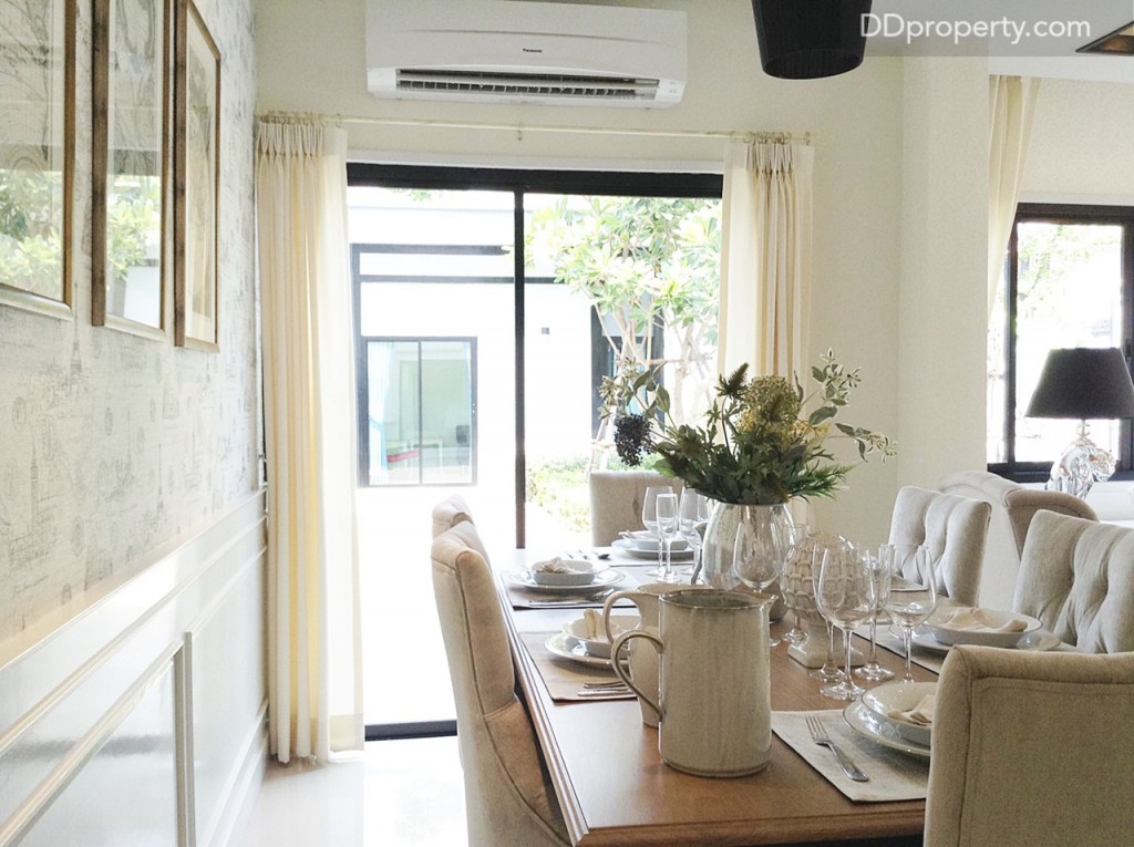 วางโต๊ะรับประทานอาหารไว้ตรงเฉลียงข้างบ้าน เพื่อให้ได้ชมวิว ชมสวน และเชื่อมต่อไปยังเรือนรับรองได้