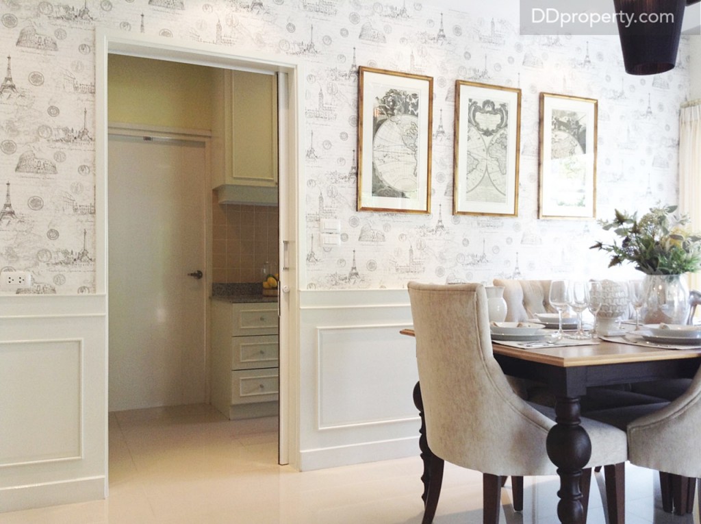 ส่วนห้องครัวก็เชื่อมต่อกันกับโต๊ะรับประทานอาหาร กั้นแบ่งด้วยประตูกระจกเช่นกัน