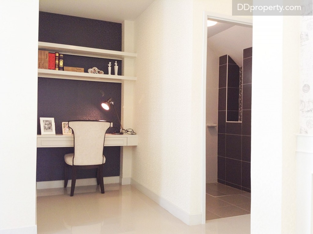 พื้นที่ว่างข้างบันไดทำเป็นที่นั่งอ่านหนังสือ ทำงานได้ หรือจะทำเป็นที่เก็บของก็ได้