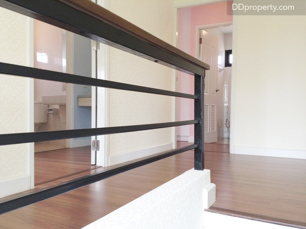 ชั้น 2 มีราวจับไม้เนื้อแข็ง โครงเหล็กเช่นกัน ส่วนพื้นปูลามิเนตหนา 8 มม. เหมือนกันทุกยูนิต