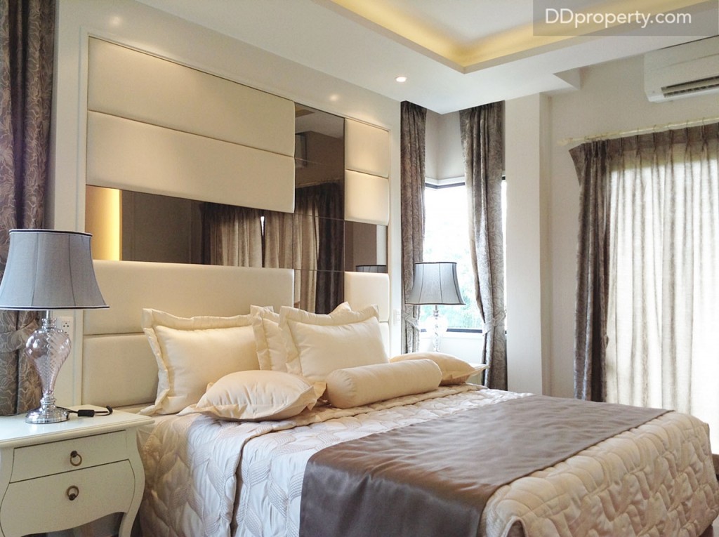 ห้องนอนใหญ่มีขนาดกว้างมาก 4.4 x 3.5 ม. ภายในห้องแต่งหัวเตียงด้วยวัสดุอ่อนนุ่ม บุด้วยหนัง สลับกับกระจกเงา เพื่อให้ดูโล่ง สบายตา เจาะฝ้าหลุมติดไฟดาวน์ไลท์ ให้เป็นไอเดีย