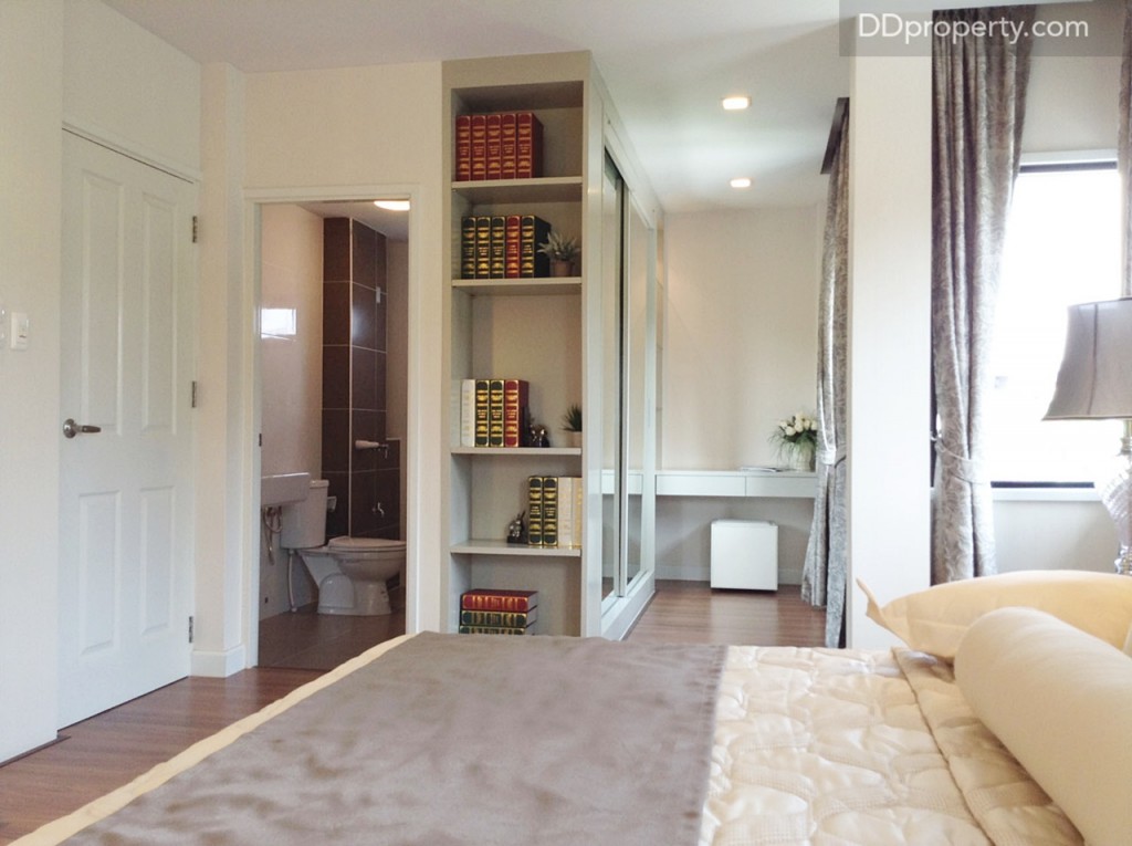 ถัดจากเตียงนอนเป็นส่วนของห้องแต่งตัว ที่บิลท์อินตู้เสื้อผ้าขนาดใหญ่ เพิ่มพื้นที่ใช้สอยข้างตู้ให้เป็นชั้นวางหนังสือไว้เป็นไอเดีย