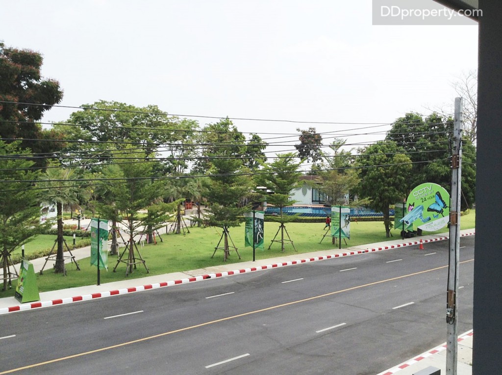 วิวจากระเบียงห้องนอนใหญ่ 