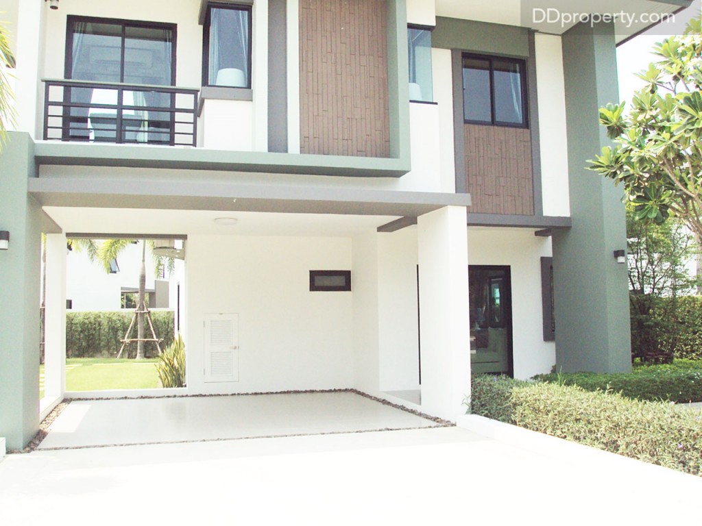 หน้าบ้านเหมือน 2 แบบแรก คือมีเฉลียงขนาดใหญ่เชื่อมต่อกับทางเข้าหน้าบ้าน