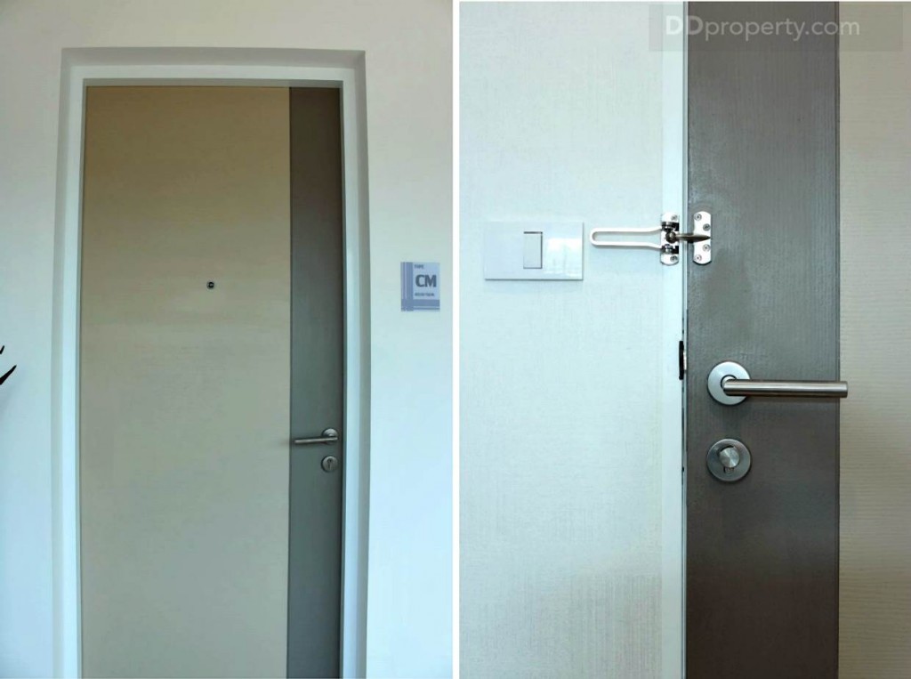 ประตูทางเข้าเป็นไม้ MDF ทูโทนสีน้ำตาลครีม ที่เปิดประตูแบบด้านจับ ระบบล็อก 3 ชั้น พร้อมตาแมว เพื่อความปลอดภัยของผู้อยู่อาศัย