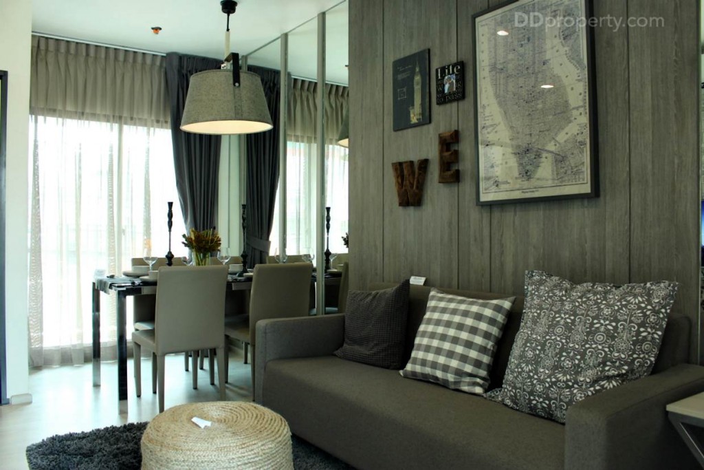 โซฟาของห้องนั่งเล่นเป็นแบบ 3 ที่นั่ง หุ้มกำมะหยี่ที่โครงการแถมมาให้ ยี่ห้อ Starmark