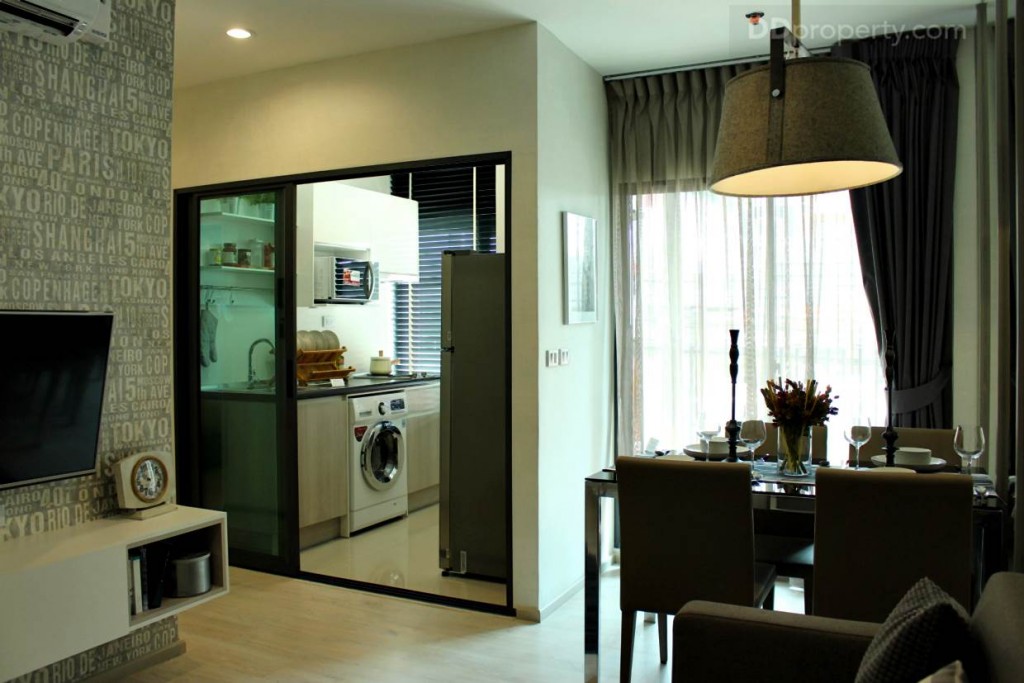 พื้นที่บริเวณด้านหน้าของห้อง จะประกอบไปด้วย ห้องนั่งเล่น ถัดไปจะเป็นโต๊ะรับประทานอาหาร ยี่ห้อ Starmark และพื้นที่ระเบียง พร้อมห้องครัวแบบปิด โดยมีการกั้นไว้อย่างเป็นสัดส่วน