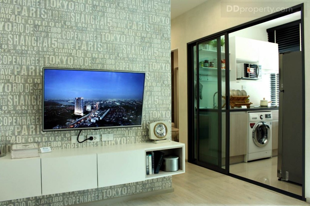 อีกทั้งชั้นบิลท์อินแบบลอยตัว ใต้ทีวี ก็ดูจะเข้ากันดีกับตัวห้อง การบิลท์อินแบบลอยตัวช่วยให้ทำความสะอาดพื้นบริเวณนั้นๆ ได้ง่ายขึ้น