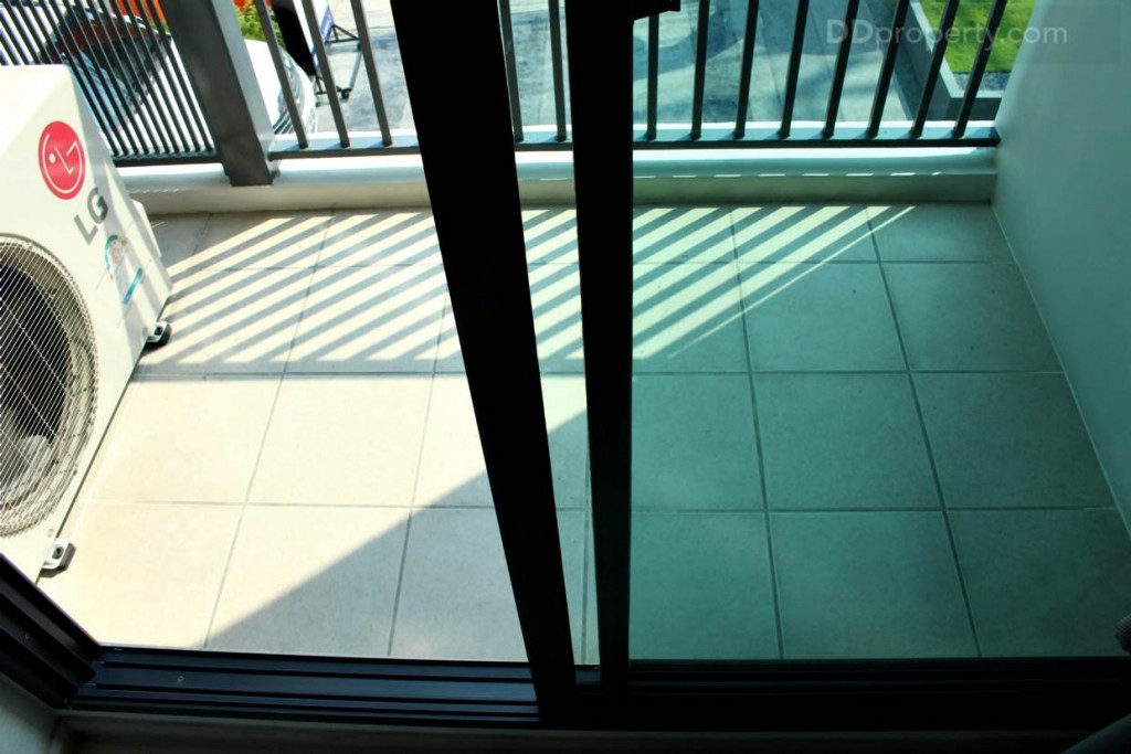 ถัดจากโต๊ะรับประทานอาหารเป็นพื้นที่ระเบียงมีการยกขอบเล็กน้อยเพื่อกันฝุ่นและน้ำจากด้านนอก ขนาดระเบียง 1 x 2 เมตร