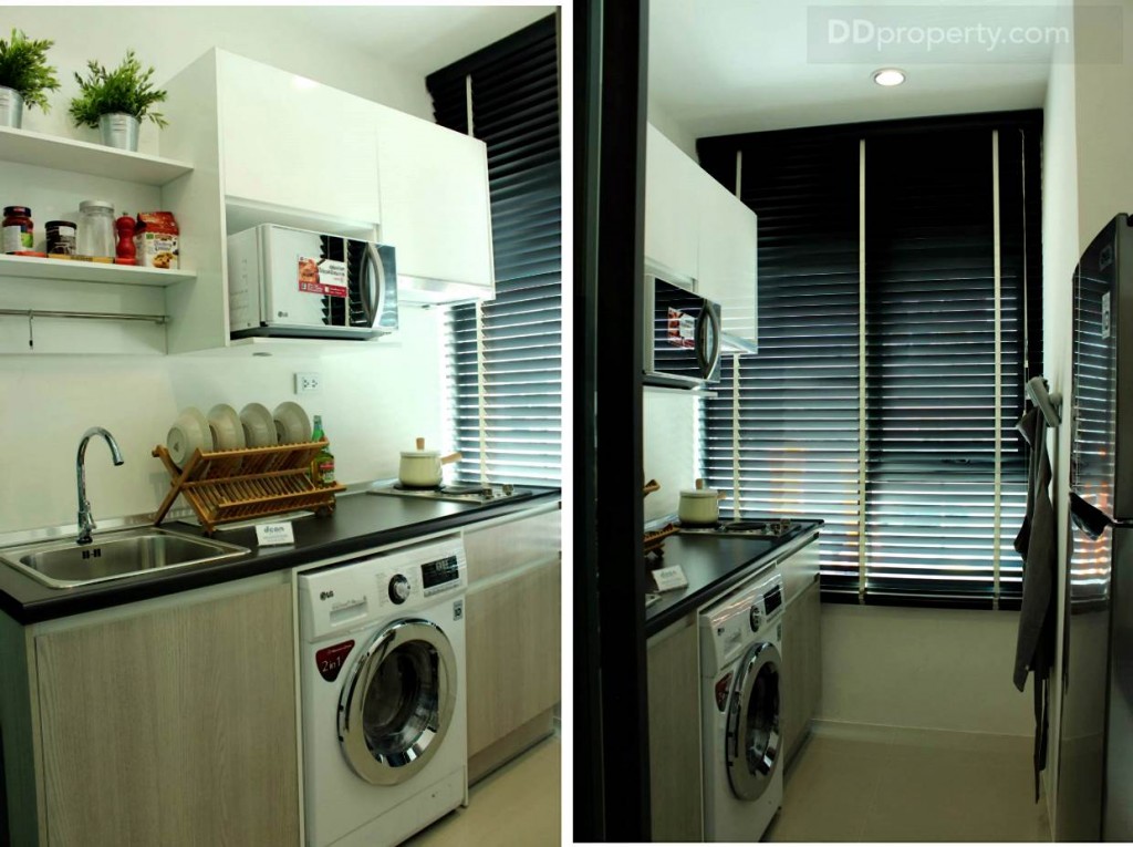 ห้องครัวถูกจัดไว้อย่างเป็นสัดส่วน มีประตูกระจกบานเลื่อนแบบ 2 ตอนกั้น ทั้งเพื่อความสะอาดและเรื่องของกลิ่น