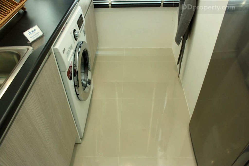 พื้นที่ทางเดินภายในห้องครัวกว้างประมาณ 1 เมตร ชั้นครัวอยู่ฝั่งซ้ายมือ ตู้เย็นอยู่ฝั่งขวา มีการเข้ามุมกินพื้นที่เข้ามาจากการซ่อนคอมเพรสเซอร์แอร์บริเวณระเบียง