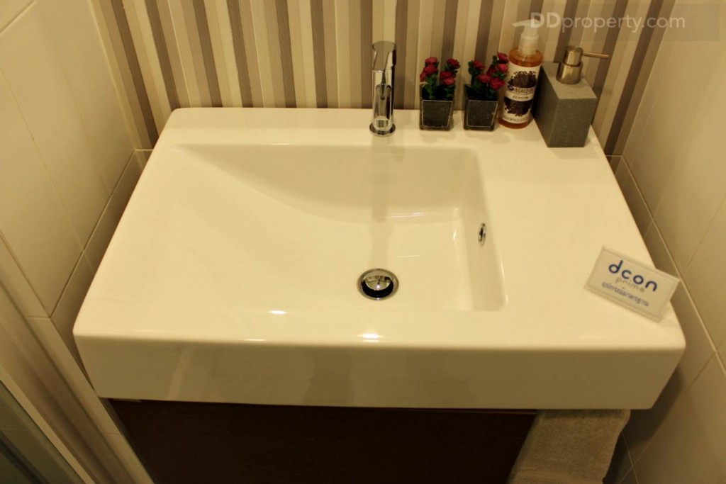 อ่างล่างหน้าสไตล์โมเดิร์นของ Mogen แบบมีขอบไว้วางของใช้ ทำให้ไม่ต้องบิลท์อินชั้นวางให้วุ่นวาย อีกทั้งยังมีที่เก็บของข้างใต้อีกด้วย