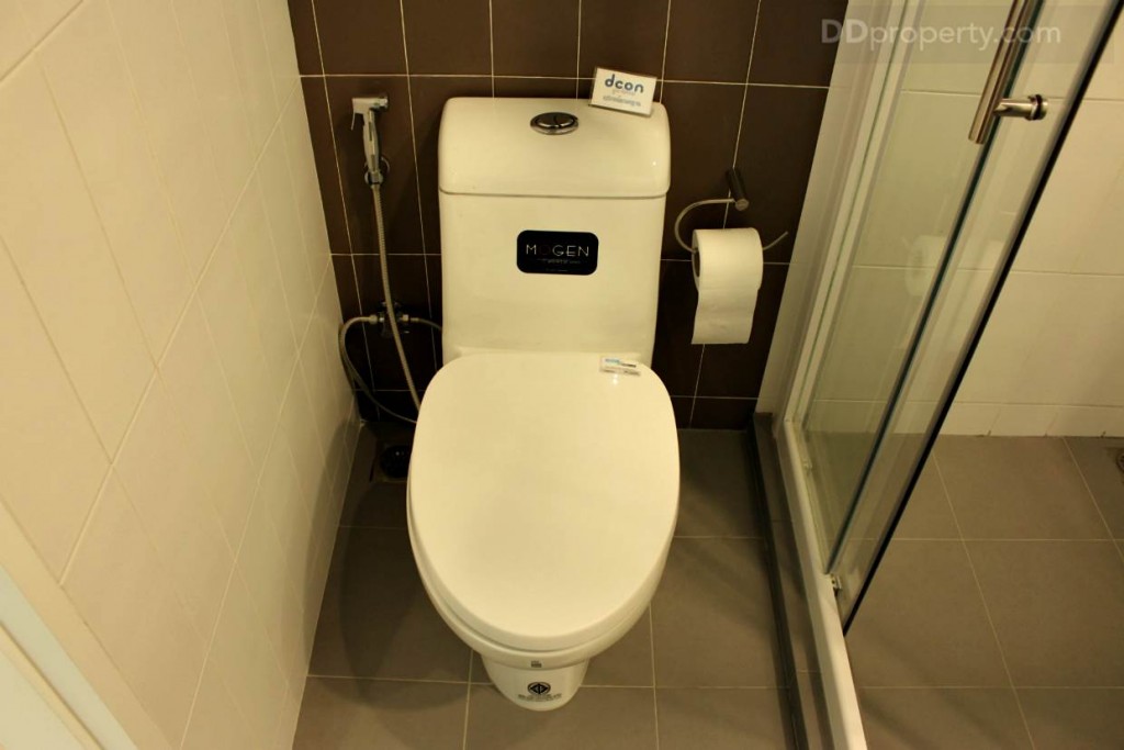 ชักโครกสไตล์โมเดิร์นของ Mogen อยู่ด้านซ้ายมือของห้องอาบน้ำ