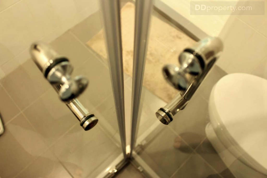 กระจกกั้นของห้องอาบน้ำเป็นแบบบานเลื่อนสไลด์ข้าง เพื่อความสะดวกในการเปิด-ปิด