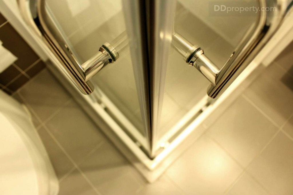 ตัวห้องอาบน้ำเป็นแบบสีเหลี่ยมจัตุรัสแบบเข้ามุมกระจกกันเป็นกระจกนิรภัย