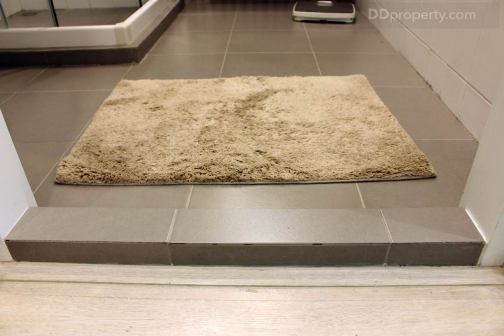 พื้นห้องน้ำปูด้วยกระเบื้องเซรามิก ขนาด 0.30 x 0.30 ม. และมีการยกขอบเพื่อกันน้ำเช่นกัน ทั้งนี้ก็เพื่อไม่ให้น้ำมีปัญหากับพื้นลามิเนต