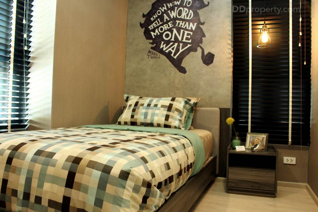 มุมมองภายในห้องนอนเล็กกับเตียงขนาด 3.5 ฟุต ที่ดูเข้ากันดี เหมือนทางโครงการจงใจจะไม่ให้เตียงมาบังพื้นที่ของกระจกมองวิว