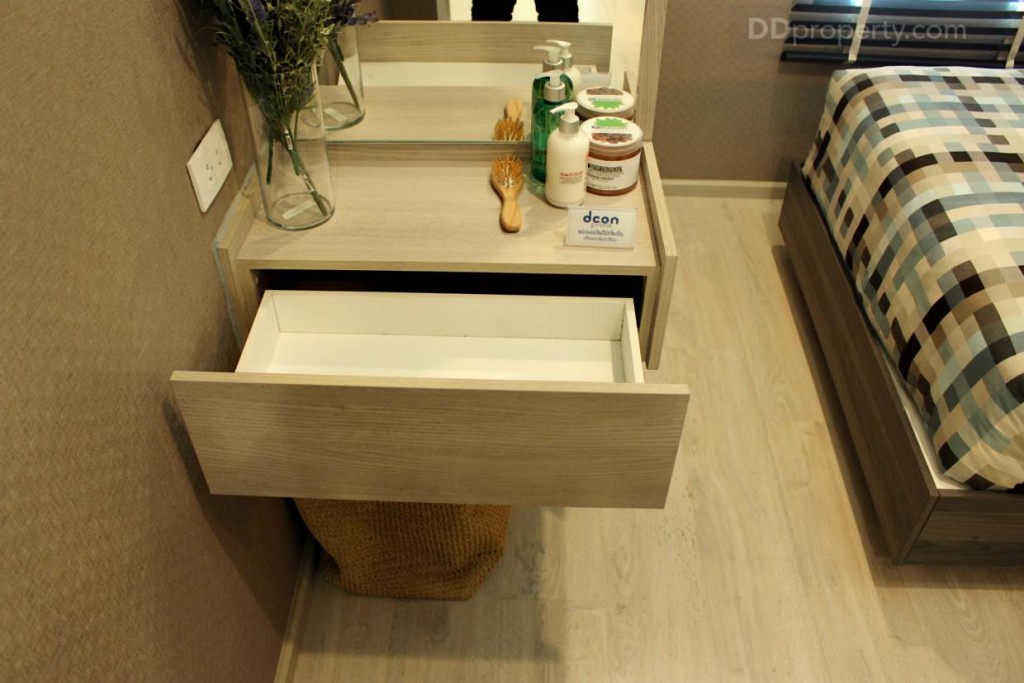 ทางโครงการบิลท์อินโต๊ะแต่งหน้ามาให้ โดยบิลท์อินติดกับตู้เสื้อผ้า เหมือนกับว่าจะให้มีไว้ให้ดูครบ แต่ดูแล้วใช้งานลำบาก น่าจะทำตู้เสื้อผ้าใหญ่เต็มพื้นที่ดีกว่า