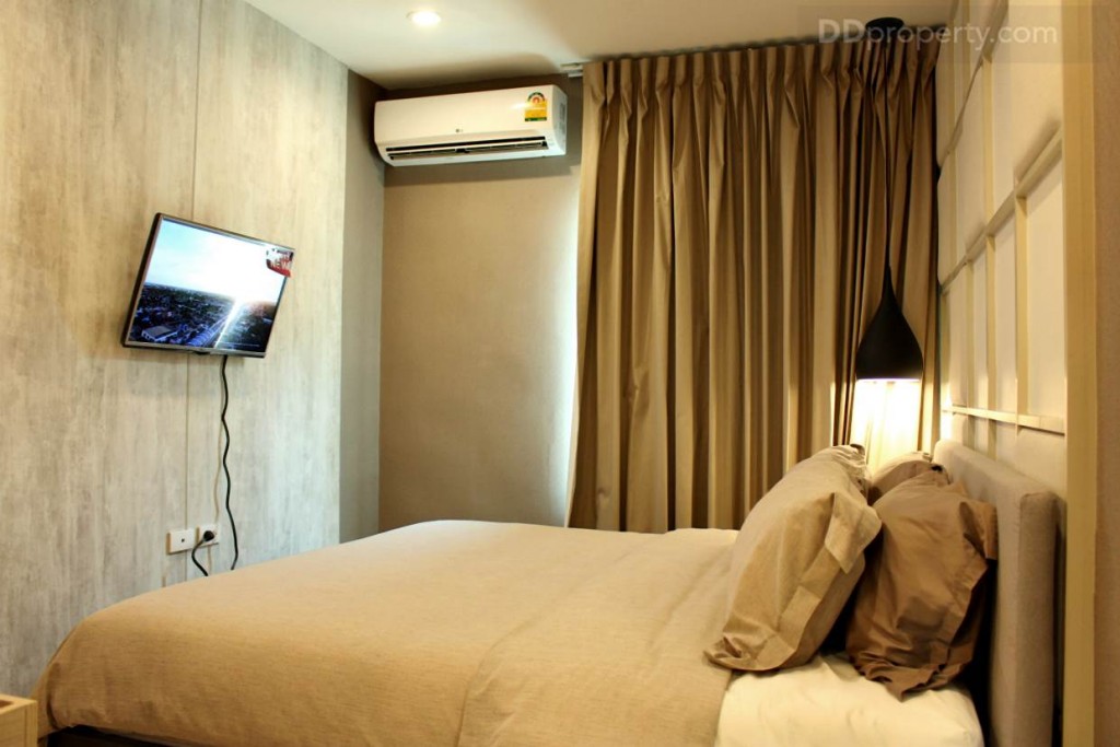 ห้องนอนใหญ่ อยู่ถัดจากห้องนอนเล็กซึ่งจากการจัดแบบของห้องตัวอย่าง หัวเตียงของห้องนอนใหญ่จะตรงกับปลายเตียงของห้องนอนเล็ก บางคนอาจจะถือ