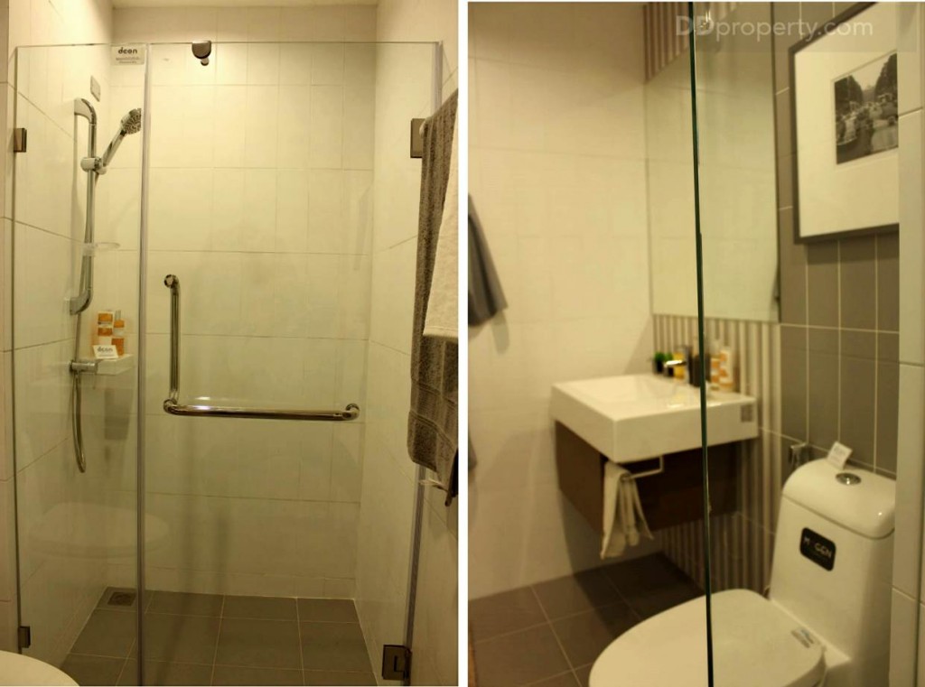 พร้อมยกขอบบริเวณส่วนอาบน้ำ เพื่อกันไม่ให้น้ำกระเด็นมาเลอะพื้นส่วนอื่น พื้นห้องน้ำปูกระเบื้องเซรามิก ขนาด 0.30 x 0.30 ม.