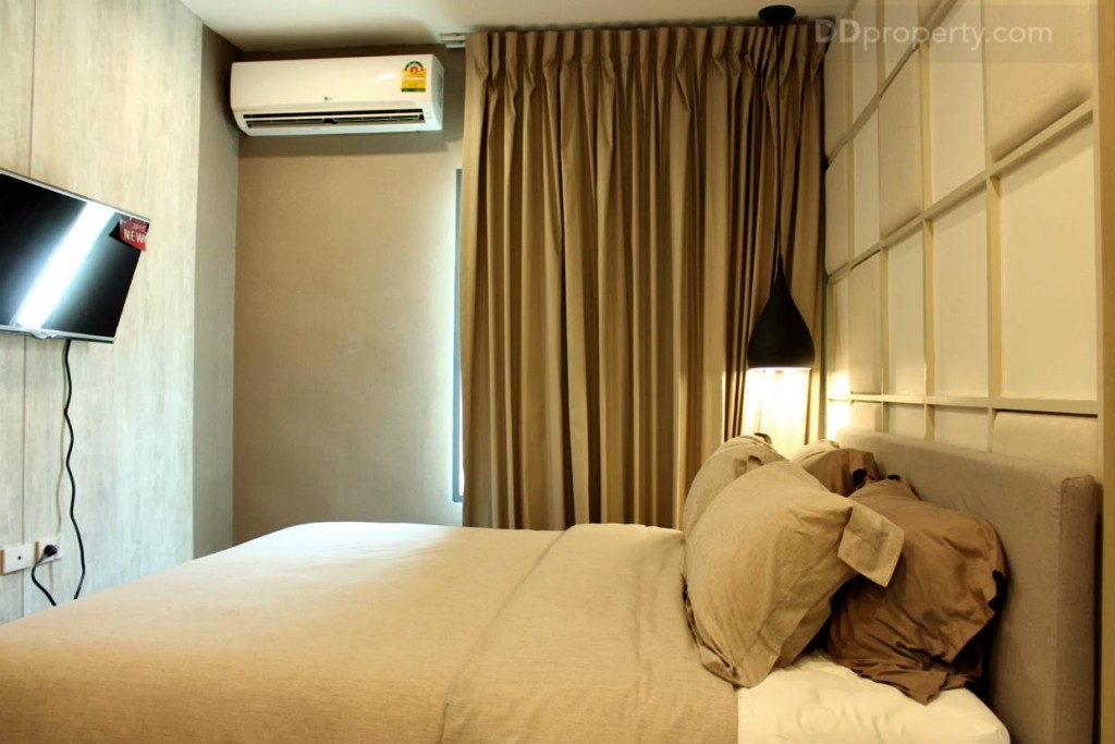 ภายในห้องนอนคงจะปรับเปลี่ยนลำบากด้วยพื้นที่ที่ลงตัวพอดีขนาดนี้ แต่นอนแบบนี้ก็ลงตัวที่สุดแล้ว