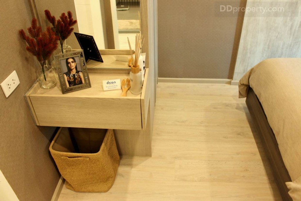 พื้นที่ทางเดินด้านข้างเตียง  พื้นในห้องเป็นลามิเนตหนา 8 มม.