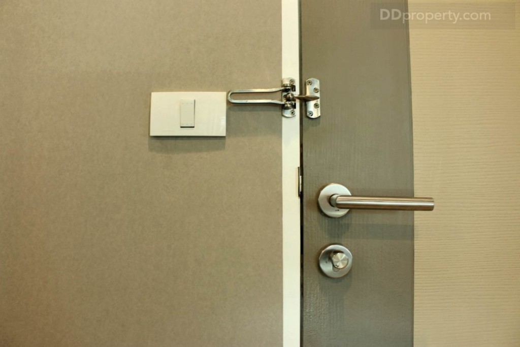 ประตูทางเข้าเป็นไม้ MDF ทูโทนสีน้ำตาล ระบบล็อก 3 ชั้น พร้อมตาแมว เพื่อความปลอดภัยของผู้อยู่อาศัย