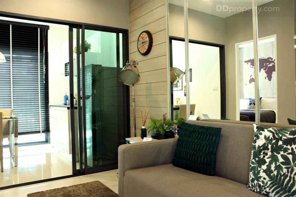 ภายในห้องจะแบ่งเป็นทั้งหมด 4 ส่วนได้แก่ห้องนั่งเล่น ห้องครัว ห้องน้ำ ห้องนอน โดยความสูงของเพดานอยู่ที่ 2.6 เมตร