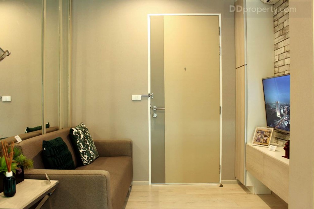 เมื่อเข้ามาภายในห้อง โซฟาจะอยู่ทางขวามือ ซ้ายมือจะเป็นชั้นวางทีวีและตู้เก็บรองเท้า พื้นห้องเป็นลามิเนตหนา 8 มม.