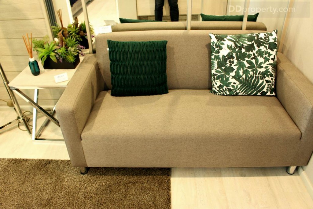 โซฟาที่โครงการให้มาเป็นแบบ 2 ที่นั่งแต่ด้วยตัวห้องมีพื้นที่พอสมควรเลยสามารถจัดวางโซฟาแบบตัว L  หรือแบบ 3 ที่นั่ง ได้สบายๆ